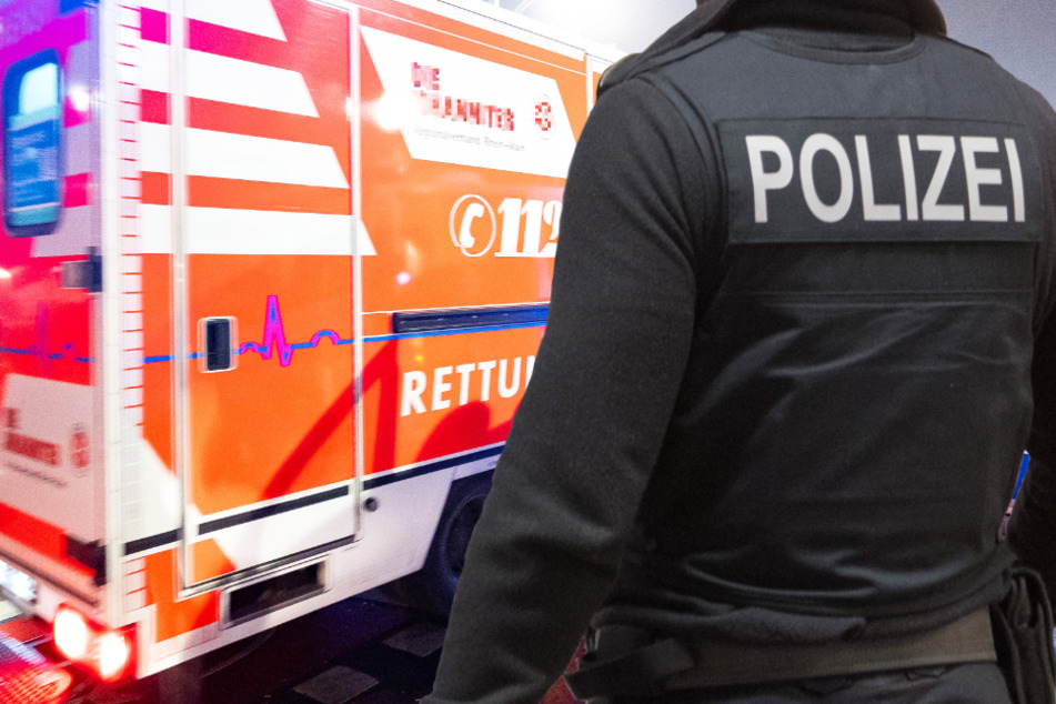 Der Rettungsdienst brachte den schwer verletzten Jungen in ein Krankenhaus, die Polizei sucht Zeugen des Crashs in Bad Vilbel-Gronau. (Symbolbild)