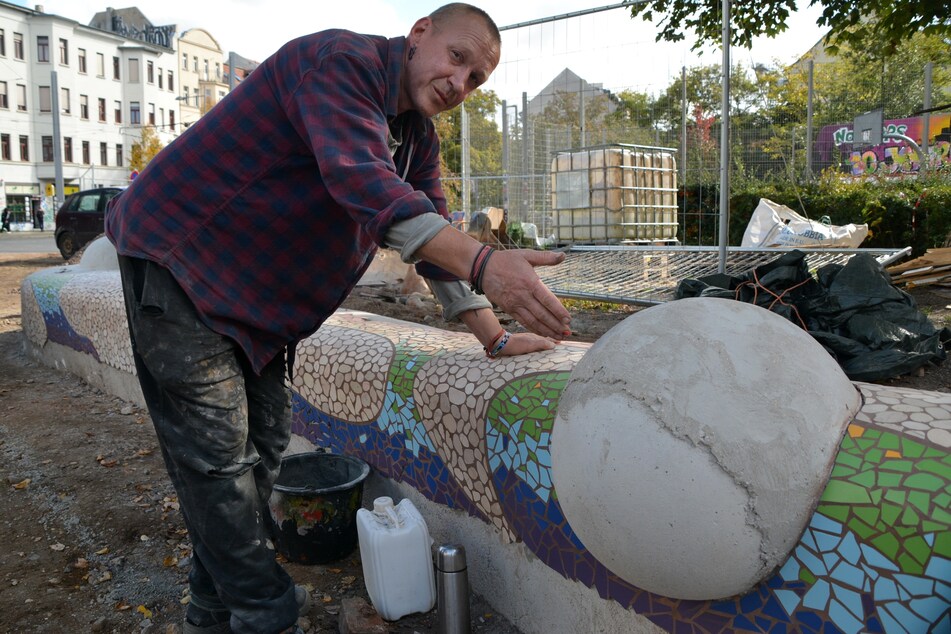 Künstler Califax präsentiert seine Mosaikbank für den neuen Park an der Connewitzer Spitze.