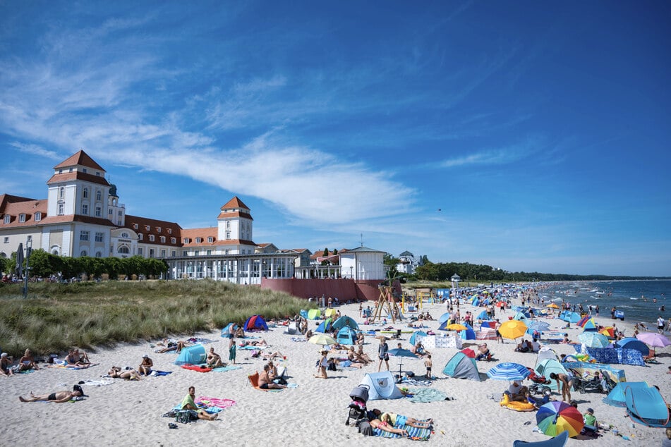 Urlaub an der Ostsee gleicht längst nicht mehr einer Lotterie um gutes oder schlechtes Wetter. Zumeist scheint an den Badestränden im Sommer die Sonne. (Symbolbild)