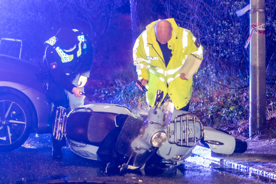 Die Polizei schaute sich den Roller nach dem Zusammenstoß genauer an.