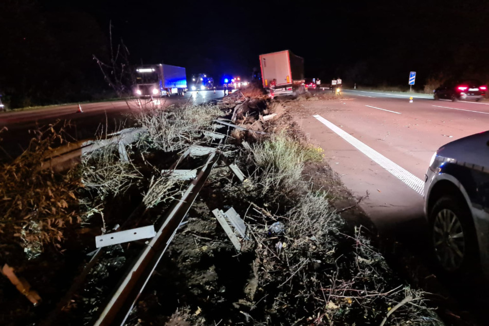 Der Lastwagenfahrer verlor wegen eines geplatzten Reifens die Kontrolle über sein Fahrzeug und durchbrach die Mittelleitplanke.