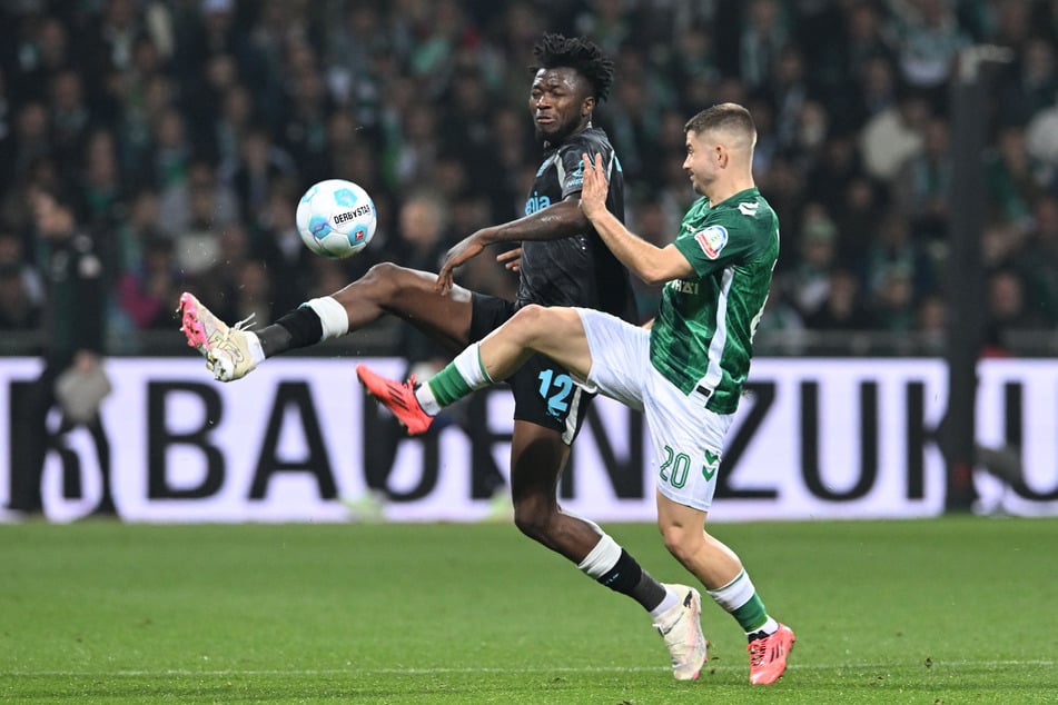 Immer einen Schritt zu spät: Bayers Edmond Tapsoba (25) verlor am Samstag ein Zweikampf-Duell gegen den späteren 2:2-Torschützen von Werder Bremen, Romano Schmid (24).