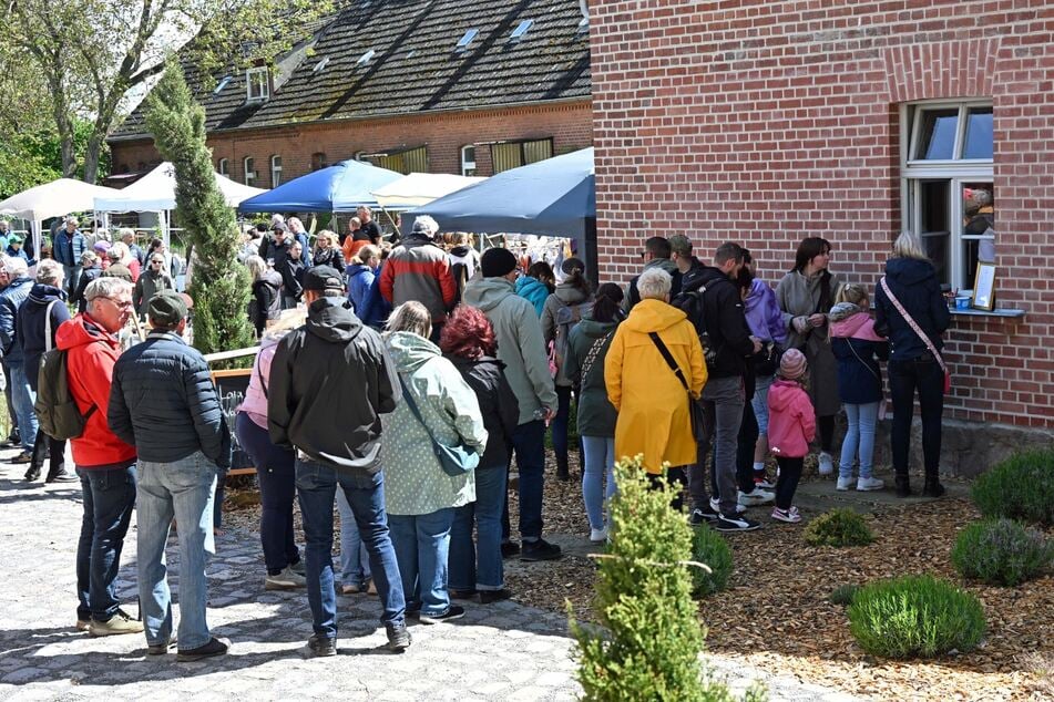 Vor dem Eisstand bildete sich eine lange Schlange.