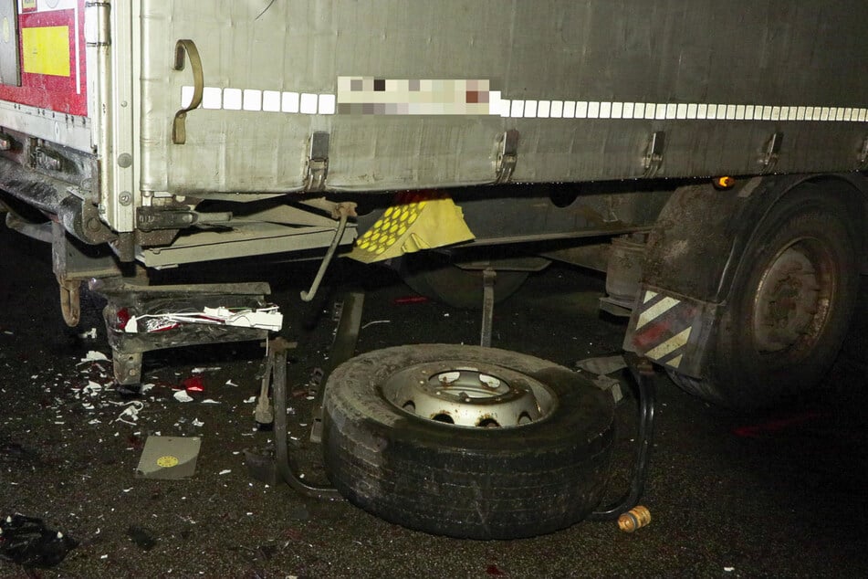 Das Heck des Lastwagen-Anhängers wurde bei dem Aufprall völlig zerstört. Wahrscheinlich war ein Hagelschauer eine der Ursachen für den tödlichen Verkehrsunfall.