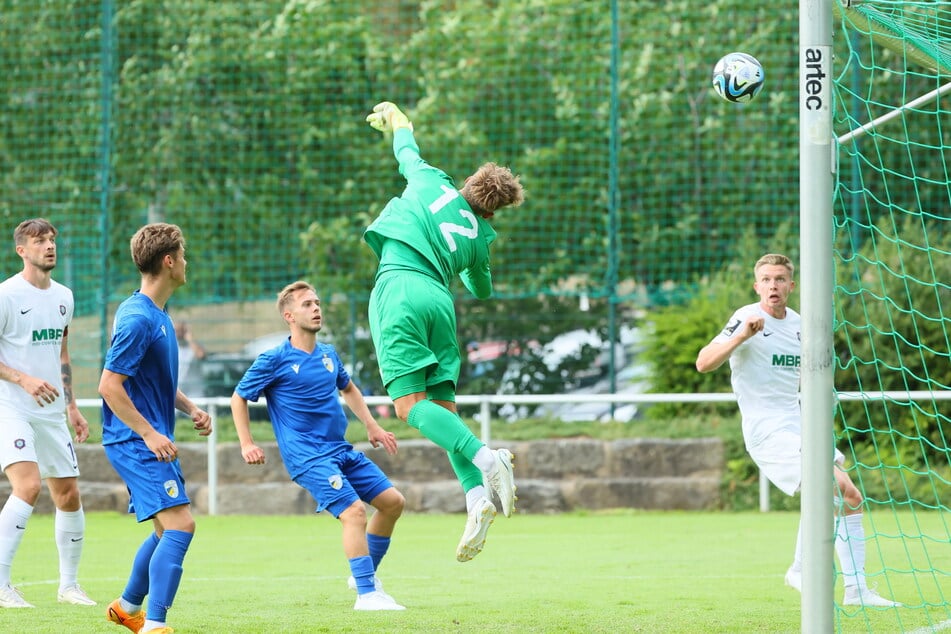 Da schlägt es wunderschön zum zwischenzeitlichen 1:1 im Jenaer Tor ein. Kilian Jakob (25, nicht im Bild) hatte den Ball von der Strafraumgrenze aus in den Winkel geschlenzt.