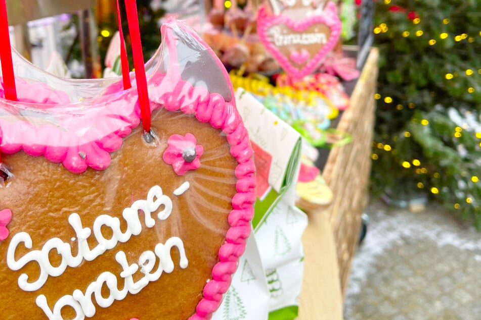 Neben Klassikern, wie Bratwurst und Glühwein, gibt's ausgefallene Lebkuchen und Schokofrüchte mit lustigen Gesichtern.