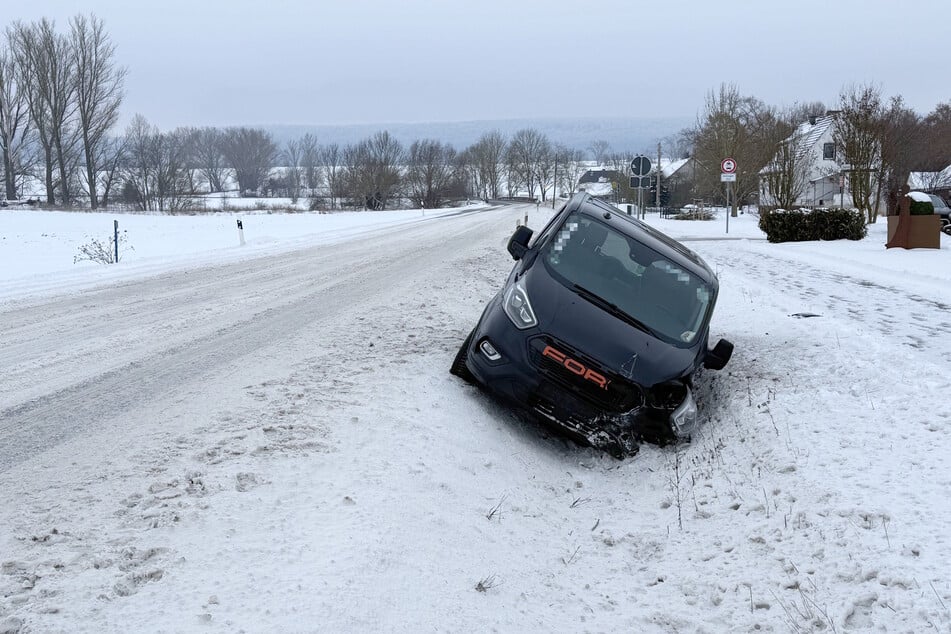 Der verunfallte Kleinbus blieb im Straßengraben liegen.