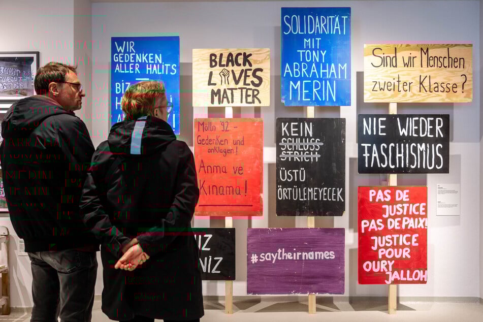 Auch Plakate von Demonstrationen gegen Rechtsextremismus sind dort zu sehen.