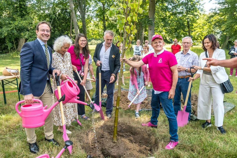 Zur Feier des Tages wurde unter anderem ein Baum gepflanzt.