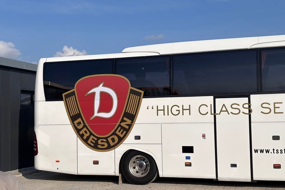 Der Bus hat die Dynamo-Kicker am Trainingsplatz abgesetzt.