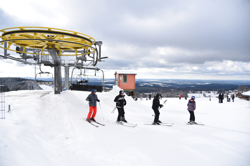 Auch in Schöneck ist Skifahren und Rodeln möglich. Im Vogtland können sich Wintersportler über 35 Zentimeter Schnee freuen. (Archivbild)