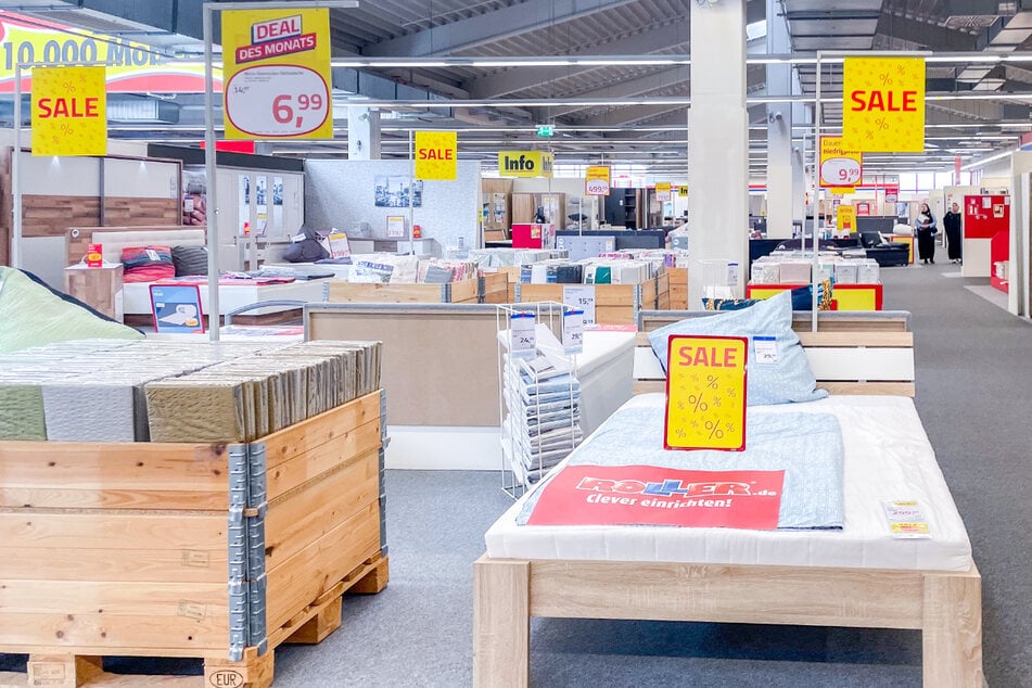 Bei ROLLER in Heidenau gibt's am Sonntag (10.8.) unter anderem bis zu 500 Euro Rabatt auf Möbel.¹
