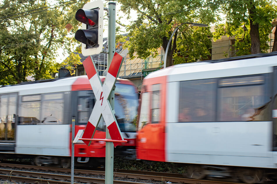 Die Straßenbahn in Braunschweig war stadtauswärts unterwegs, als sie plötzlich mit einem Fußgänger zusammenprallte. (Symbolbild)