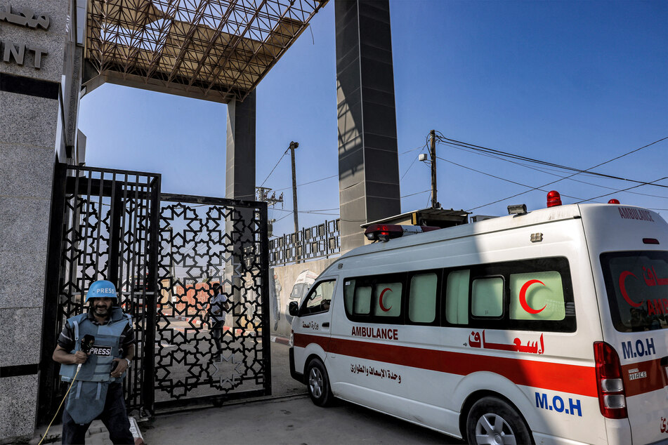 Mehrere Krankenwägen durften die Grenze nach Ägypten passieren.