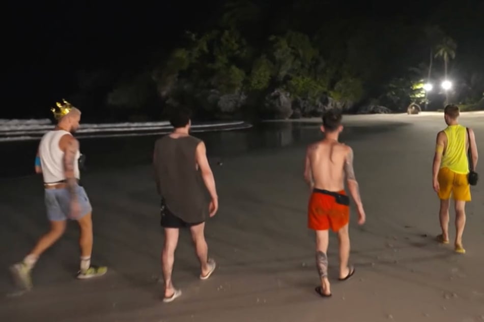 Unmotiviert suchen die Männer den Strand nach den Frauen ab.