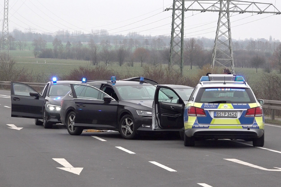 Nach einer wilden Verfolgungsjagd mit Start in Braunschweig konnte das flüchtige Fahrzeug erst bei Magdeburg gestoppt werden.
