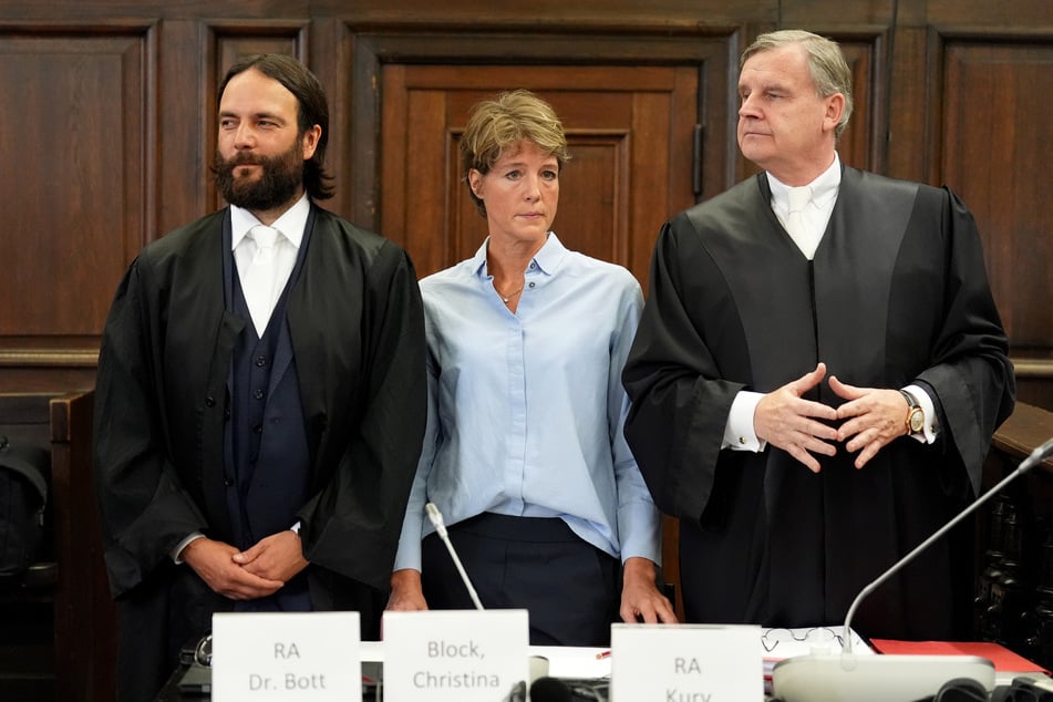 Christina Block bei Prozessbeginn im Juli 2025. Damals wurde sie noch von Otmar Kury (r.) und Ingo Bott vertreten.