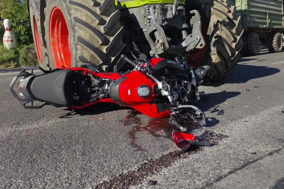 Der Motorradfahrer wurde bei dem Unfall schwer verletzt.