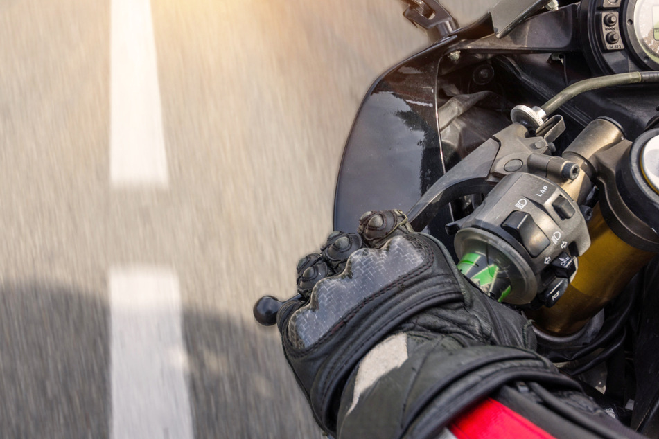 Ein junger Motorradfahrer ist im Landkreis Neuburg-Schrobenhausen vermutlich mit einem Bussard zusammengestoßen. (Symbolbild)