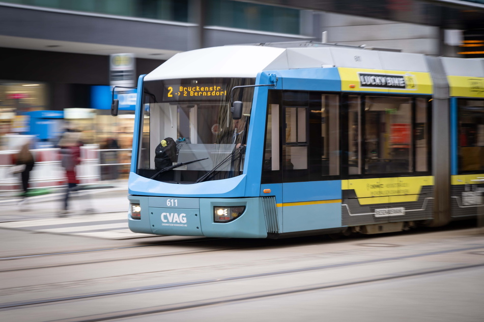 In einer Straßenbahn der Linie 2 wurden am 22. Mai mehrere Fahrgäste beleidigt und bedroht.