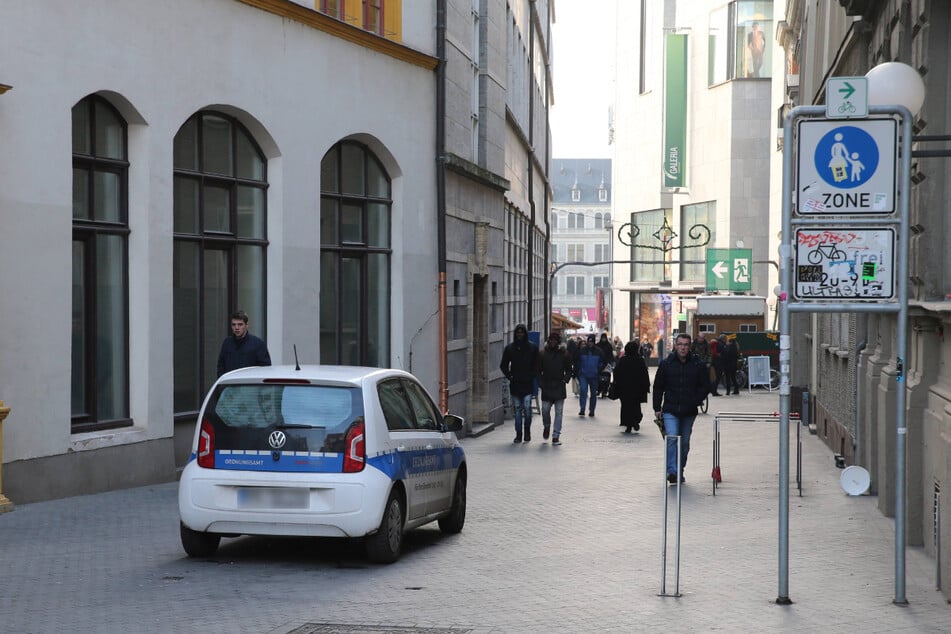 Die Attacke geschah in der Rathausstraße in Halle. (Archivbild)