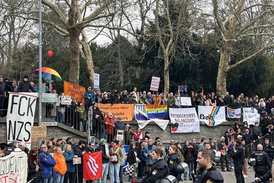 Insgesamt versammelten sich etwa 1800 Menschen rund um den Park Schöntal in Aschaffenburg.