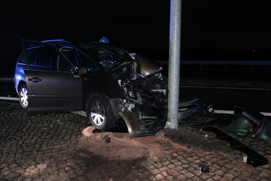 Der Fahrer wurde mit Verletzungen in ein Krankenhaus transportiert.