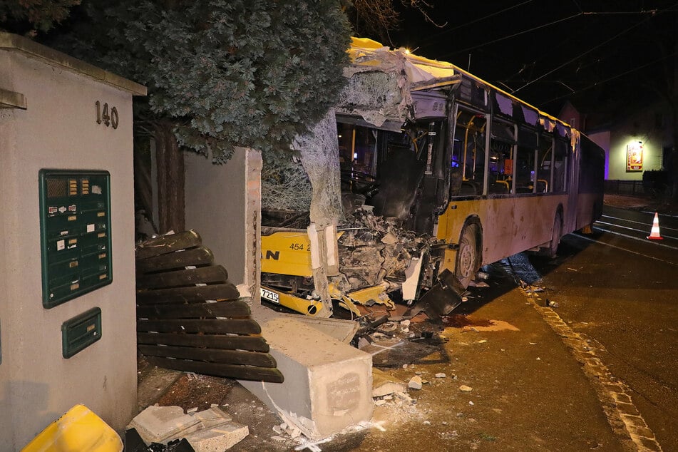 Der Busfahrer wurde bei dem Aufprall am schwersten verletzt, musste aus seiner Kabine herausgeschnitten werden.