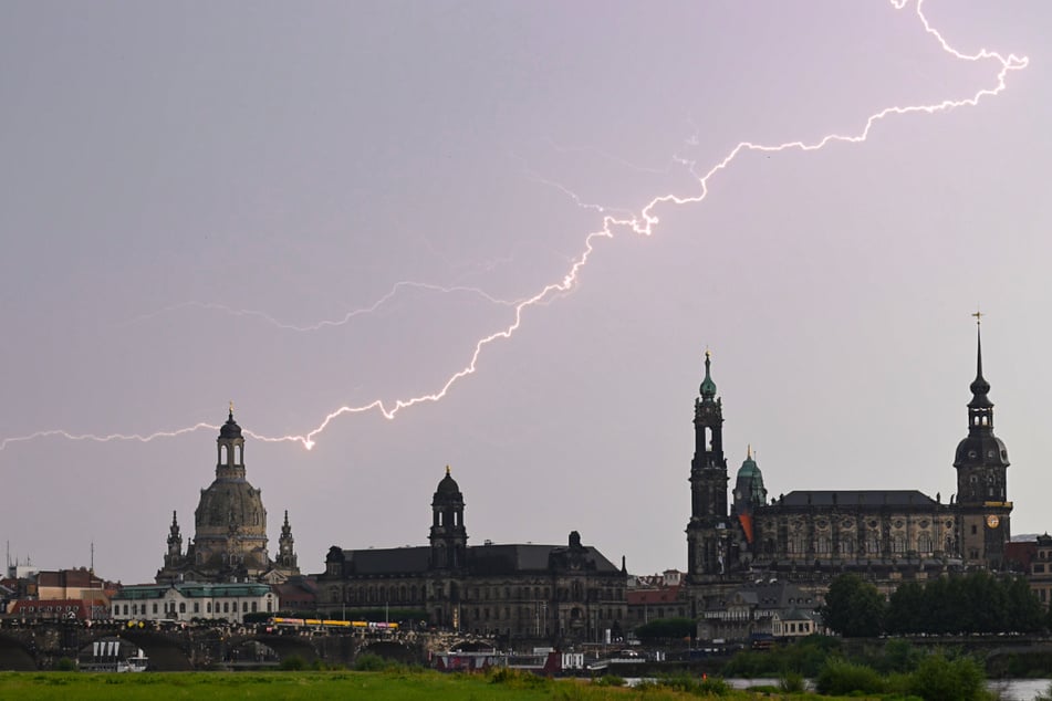 In der Nacht zum Mittwoch droht in Dresden und anderen Orten des Freistaats ein heftiges Unwetter.