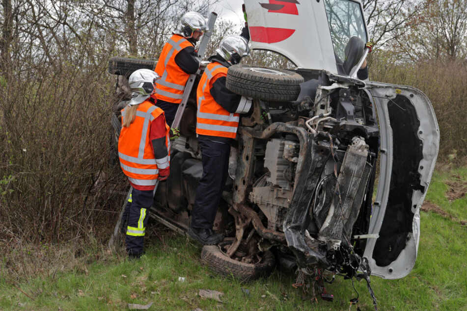 Unfall A4: Vollsperrung nach schwerem Unfall auf A4: Transporter landet hinter Leitplanke