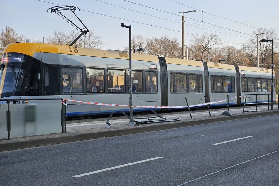 Nachdem es am Wochenende an der Haltestelle gekracht hat, muss einiges repariert werden.