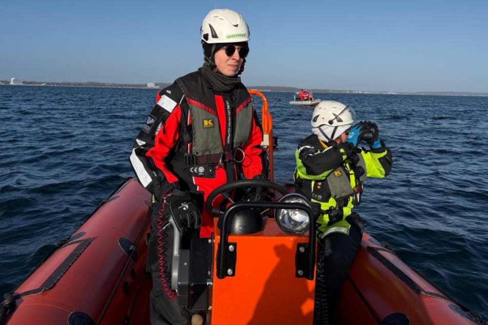 TAG24 ist an Bord eines Greenpeace-Bootes, das sich an der Rettungsmission beteiligt.