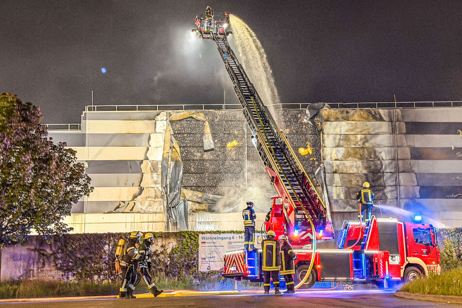 Ein Trupp der Feuerwehr löschte den Lagerhallen-Brand.