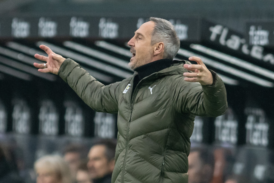 Gegen Union Berlin versuchte Borussia-Trainer Adi Hütter (51) von der Seitenlinie aus zu unterstützen - es half nichts. Am Ende verloren die Fohlen mit 1:2.
