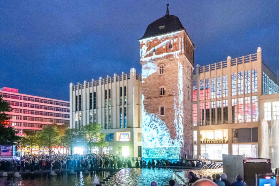 Mit bunten Bildern auf der Fassade: "Light our Vision" rückt leeres Hotel ins richtige Licht