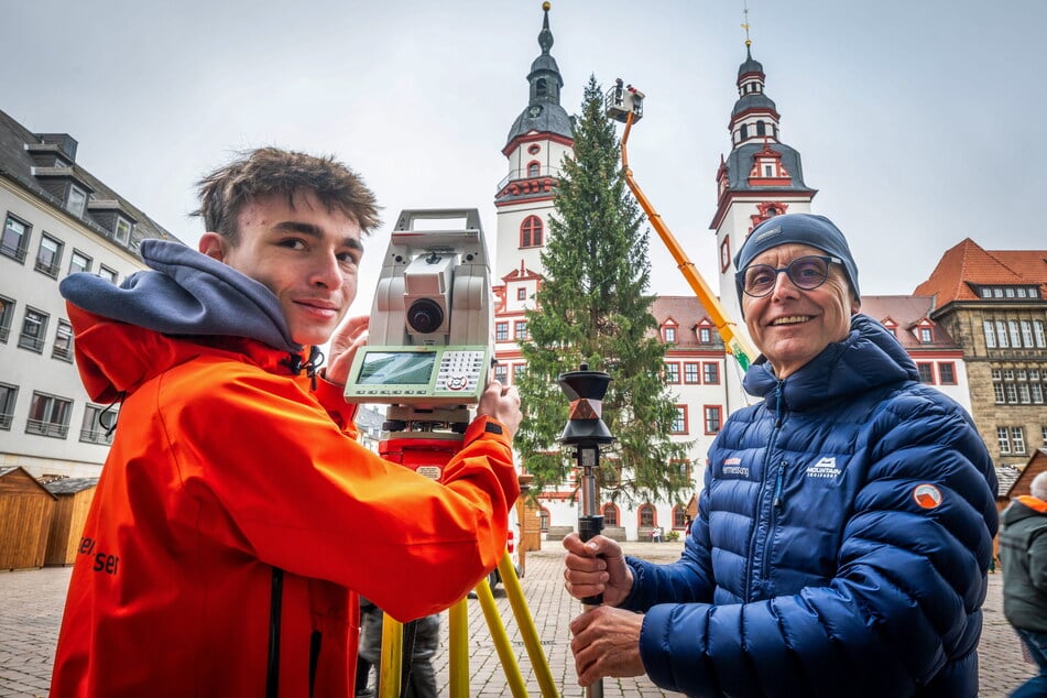 Azubi Julian Rielemann (16) und Chef Detlev Wuttke (63) vermessen den Chemnitzer Weihnachtsbaum auf dem Markt.