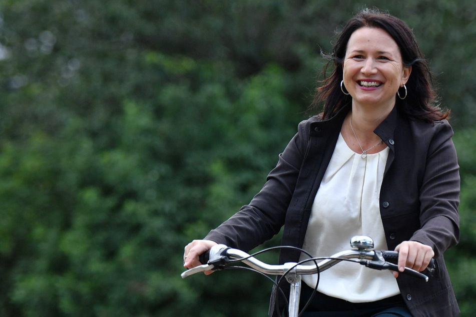 Thüringens Umweltministerin Anja Siegesmund (44, Grüne) fährt auf einem Fahrrad. Die 44-Jährige hat sich für eine schnelle Öffnung der Außengastronomie ausgesprochen.