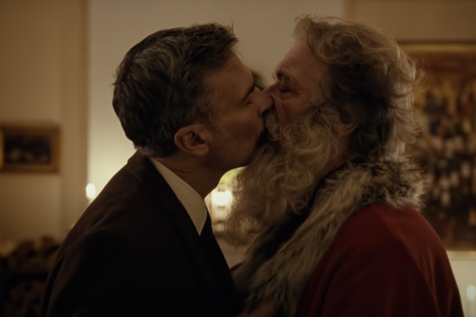 Harry (links) und Santa küssen sich an ihrem ersten gemeinsamen Weihnachtsfest.