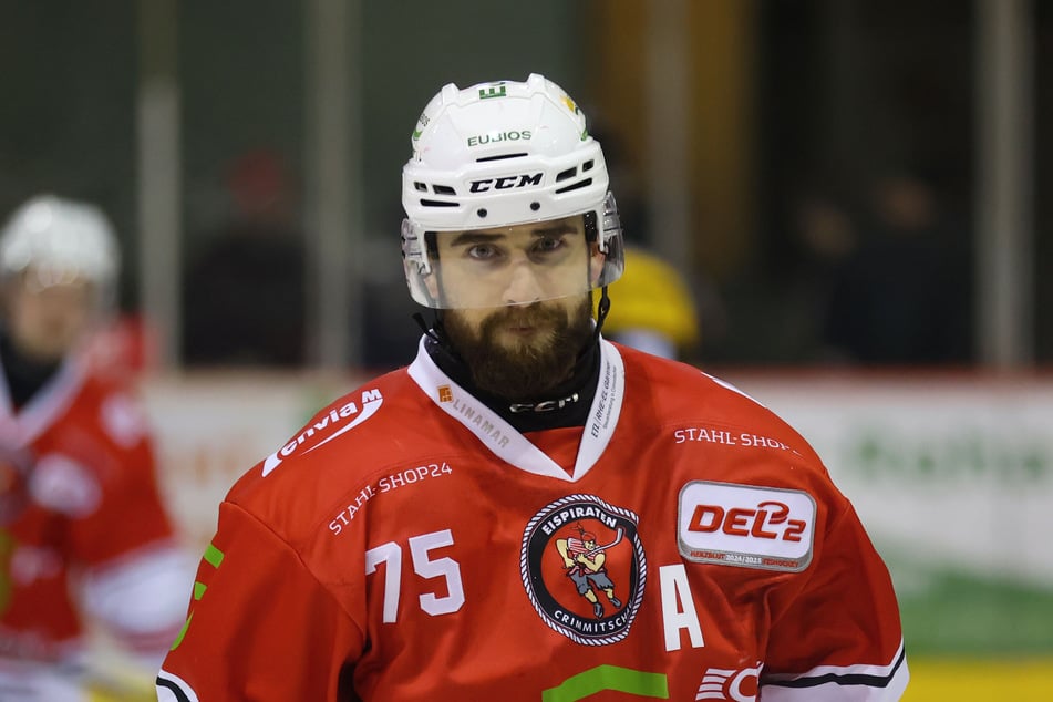 Eispirat Denis Shevyrin (30) bleibt in Crimmitschau.