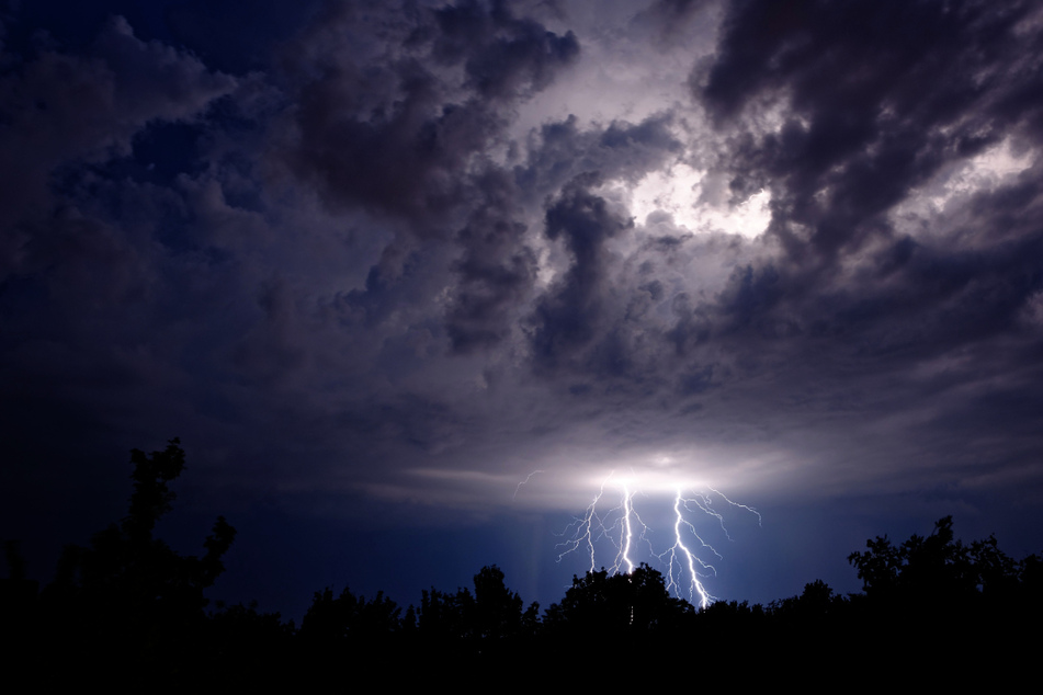 Am Samstag kann in Sachsen und nahe der Alpen noch Gewitter geben. (Symbolbild)