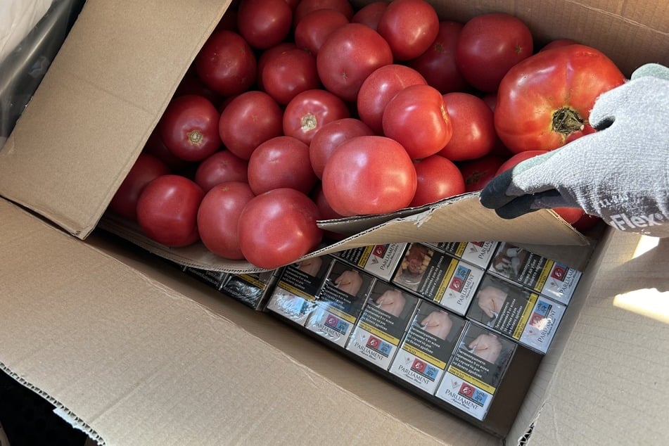 Unter den Tomaten wurden tausende Zigaretten versteckt.
