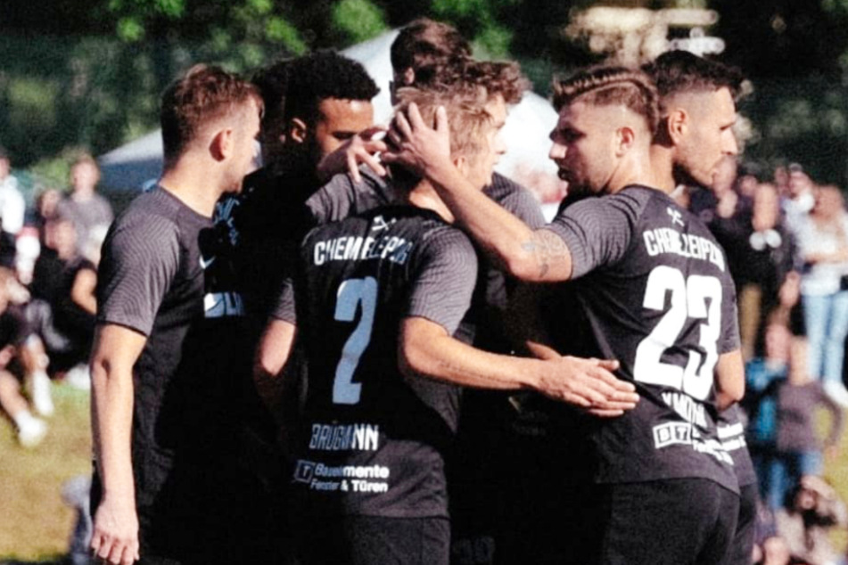 Spielertraube nach dem 1:0 für die BSG Chemie Leipzig durch ein Eigentor des Underdogs.