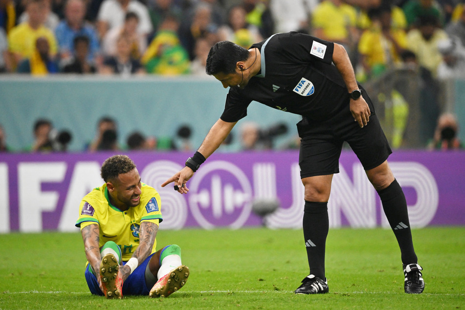 Neymar (30, l.) verletzte sich im Spiel gegen Serbien am Knöchel. Wann der Superstar zurückkehren kann, ist noch unklar.