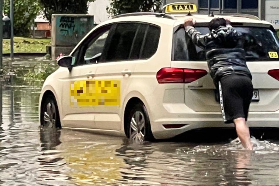 Unwetter in Südosthessen: Bäume stürzen auf Autobahnen, Bundesstraße überflutet