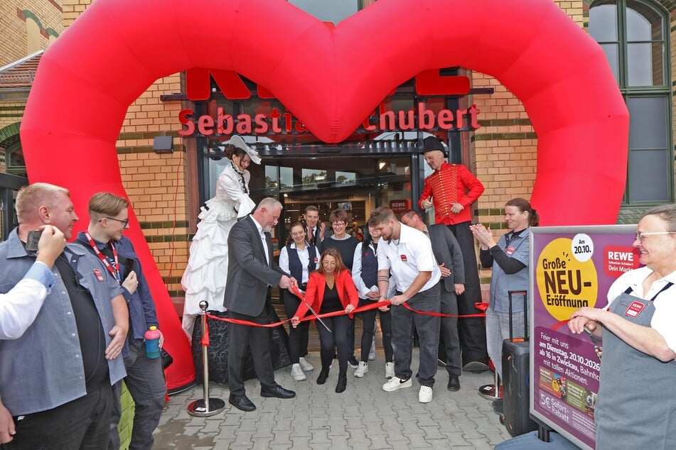 Großer Andrang in Zwickau: In der alten Markthalle eröffnete ein brandneuer REWE-Markt.