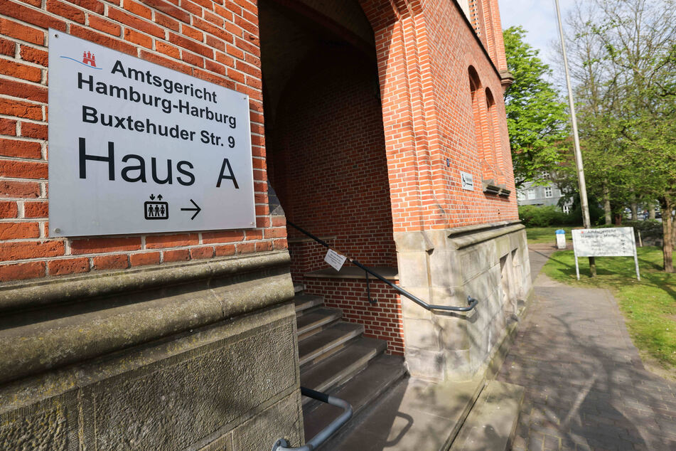 Vor dem Amtsgericht Hamburg-Harburg muss sich B. verantworten.