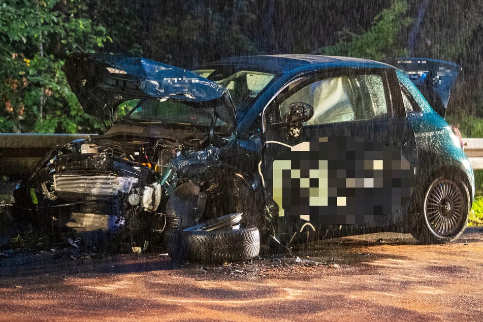 Ein Renault und ein Fiat sind frontal kollidiert, zwei Menschen schwer verletzt worden.