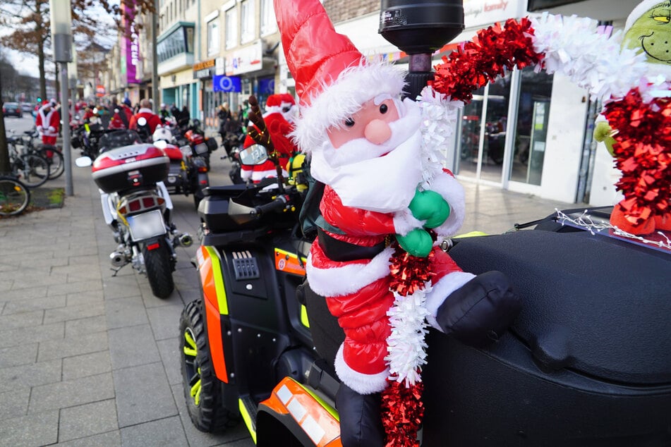 Teilweise waren sogar die Motorräder selbst weihnachtlich dekoriert.