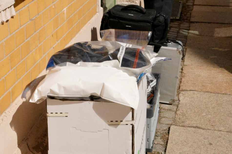 Die Beamten sicherten zahlreiche Beweismittel.