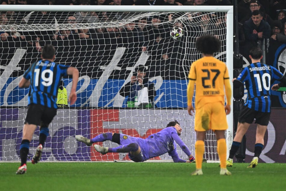 Keine Chance für Gregor Kobel (28, 2.v.l.) im BVB-Tor: Der Elfer von Lazar Samardzic (r.) schlägt genau im Winkel ein.